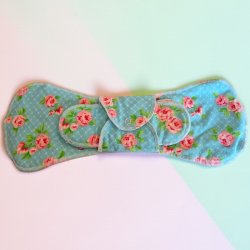 GladRags - wiederverwendbare Damenbinde f�r die Nacht - Hellblau mit Rosen