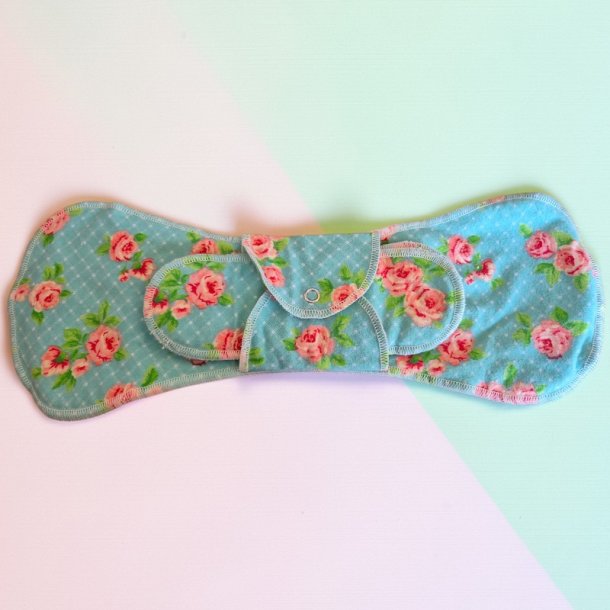 GladRags - wiederverwendbare Damenbinde f�r die Nacht - Hellblau mit Rosen