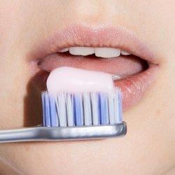 biomed - Tandbrste med pink himalayasalt krystaller - Ultra Soft